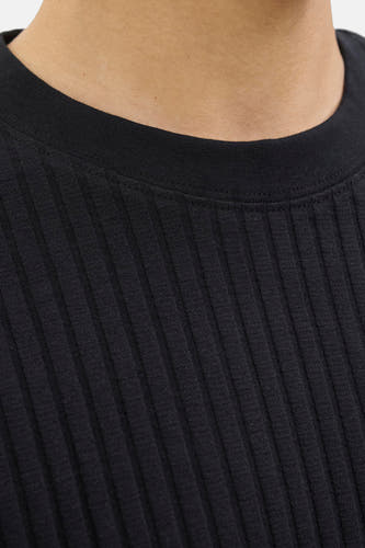 T-shirt noir à manches courtes de CORE BY JACK & JONES, avec une structure en côtes verticales.