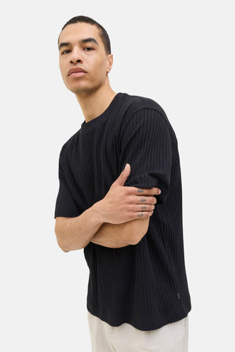 T-shirt noir à manches courtes de CORE BY JACK & JONES, avec structure en côtes et manches croisées.