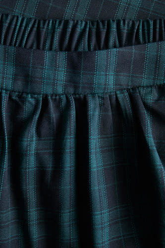 Robe bleue JJXX avec une poche écossaise et un détail froncé.