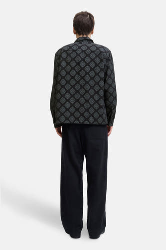 Chemise noire à longues manches de CORE BY JACK & JONES, avec un motif géométrique.