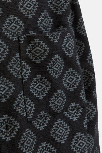 Chemise noire à manches longues de CORE BY JACK & JONES, avec un motif ethnique et une poche po.