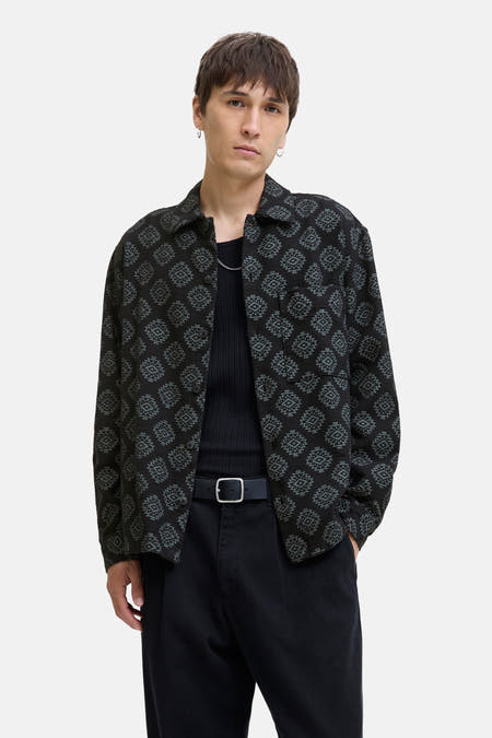 Chemise noire à manches longues de CORE BY JACK & JONES, avec un motif géométrique.