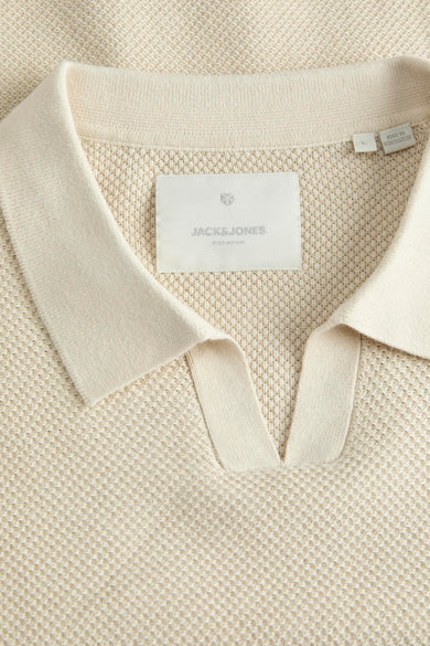Gilet beige à col V de PREMIUM BLUE par JACK & JONES, avec une fine texture rayée et un col classique.