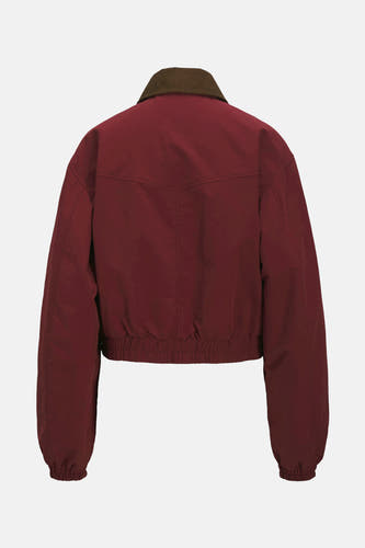 Manteau court et rouge de JJXX, avec un col marron et des bords élastiques.