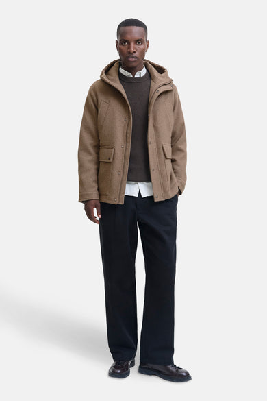 Manteau long beige de PREMIUM par JACK & JONES, porté sur une chemise brune et un t-shirt blanc.