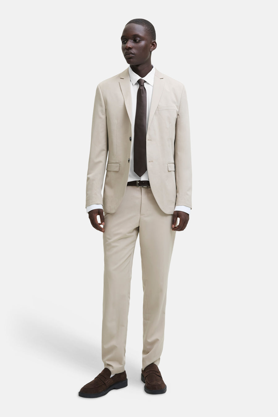 Chemise blanche de PREMIUM by JACK & JONES, à manches longues et col classique, portée sous un costume beige.