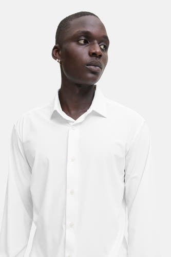 Chemise blanche à manches longues de PREMIUM by JACK & JONES, gros plan sur le devant avec un mannequin masculin et une boucle d'oreille.