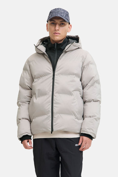 Ecru manteau court de CORE BY JACK & JONES, avec capuche, fermeture éclair noire et pantalon d'entraînement noir.