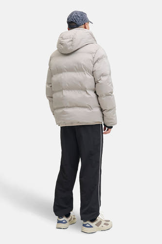 Ecru manteau court de CORE BY JACK & JONES, avec une fermeture éclair noire et un capuchon.