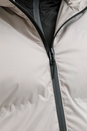 Ecrukleurige korte jas van CORE BY JACK & JONES, met een zwarte ritssluiting en gladde stof.