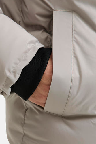 Veste courte écru de CORE BY JACK & JONES, avec poche main et bordure de manche noire visible.
