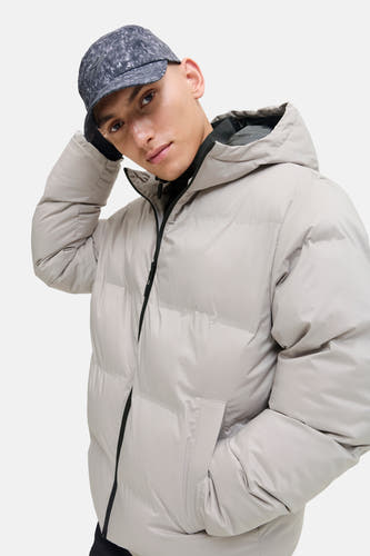 Veste courte écru de CORE BY JACK & JONES, avec capuche et un homme avec un chapeau.