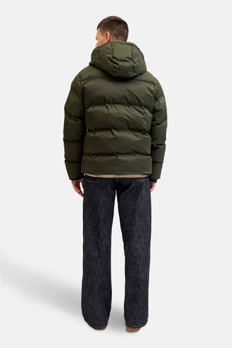 Manteau vert court de CORE BY JACK & JONES, avec capuche, associé à des jeans foncés.