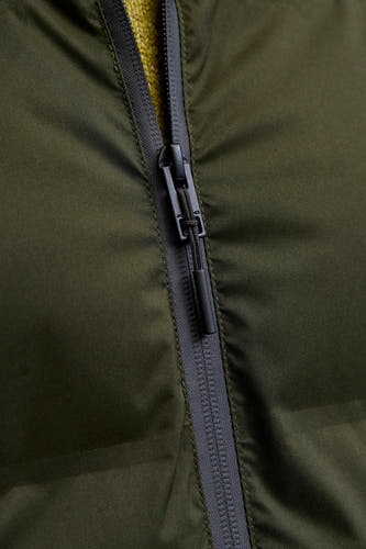 Veste courte verte de CORE BY JACK & JONES, avec des fermetures éclair noires et un détail jaune au col.