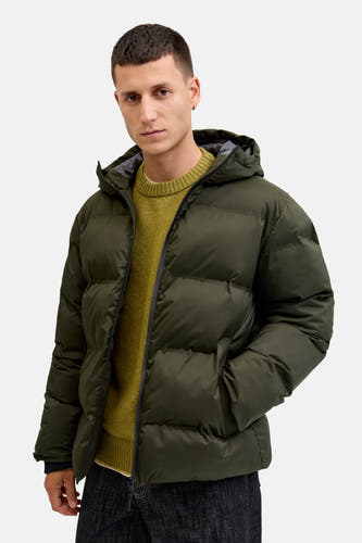 Veste courte verte de CORE BY JACK & JONES, avec capuche et un homme en une chemise jaune.