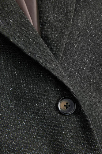 Blazer gris de JJXX, avec des subtiles rayures et un nœud brun foncé.