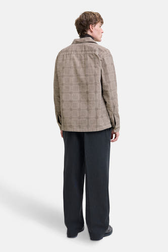 Chemise beige à longues manches de PREMIUM BLUE par JACK & JONES, avec un motif à carreaux et une col visible.