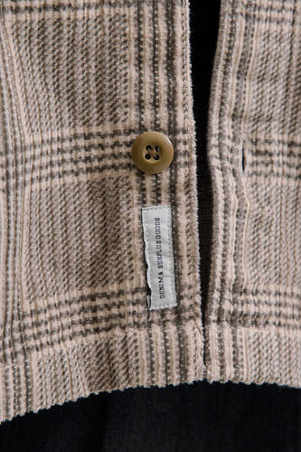 Chemise beige à longues manches de PREMIUM BLUE par JACK & JONES, avec un motif à carreaux et une fermeture à boutons visible.