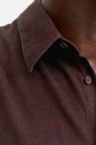 Chemise en corduroy brun à longues manches de PREMIUM BLUE par JACK & JONES, gros plan avec boutons et col.