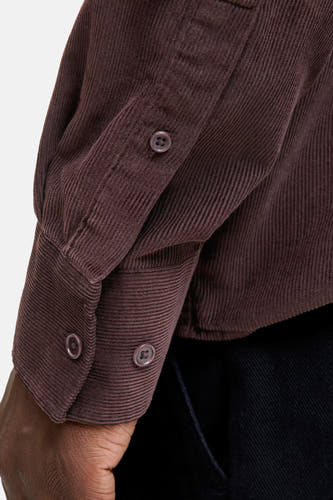 Chemise en corduroy brun à manches longues de PREMIUM BLUE par JACK & JONES, gros plan d'une manche et des boutons.
