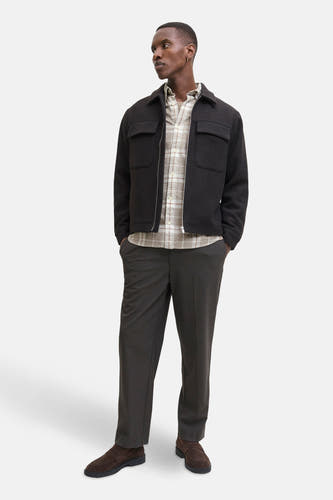 Chemise beige à manches longues de PREMIUM BLUE par JACK & JONES, avec un motif à carreaux et portée sous une veste sombre.