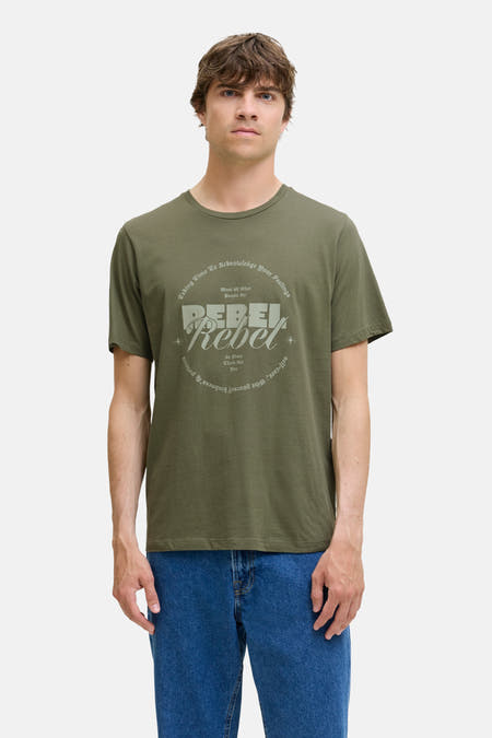 T-shirt vert avec manches courtes de JJREBEL, col rond et impression texte, associé à un jean bleu.