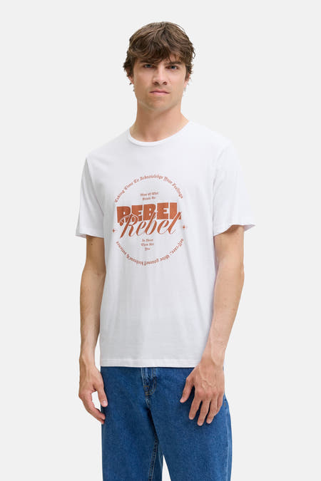 T-shirt blanc à manches courtes de JJREBEL, avec une impression de texte marron dans un cercle autour de la poitrine.