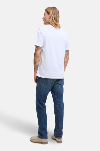 Jean tapered bleu marine de JACK & JONES JEANS INTELLIGENCE, associé à un T-shirt blanc et des chaussures en cuir de mouton, dos.