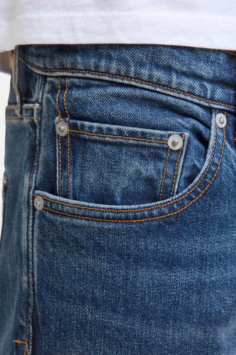 Jean tapered en denim bleu marine de Jack & Jones, avec détails de poche et points contrastés.