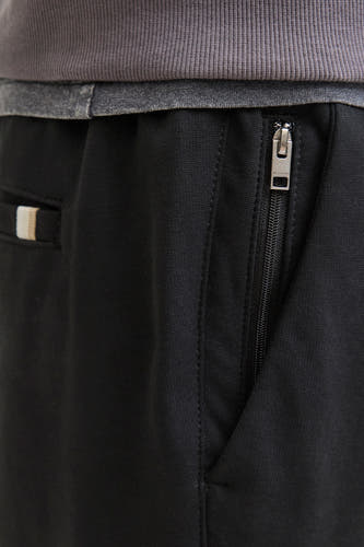Pantalon noir de JACK & JONES JEANS INTELLIGENCE avec une fermeture éclair sur la poche et un détail sur la poche.