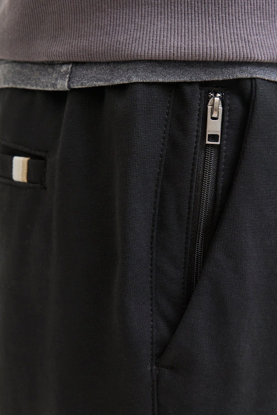 Pantalon noir de JACK & JONES JEANS INTELLIGENCE avec une fermeture éclair sur la poche et un détail sur la poche.