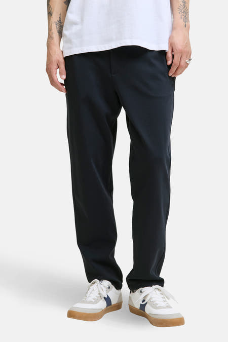 Pantalon bleu de JACK & JONES JEANS INTELLIGENCE, combiné avec un t-shirt blanc et une casquette.