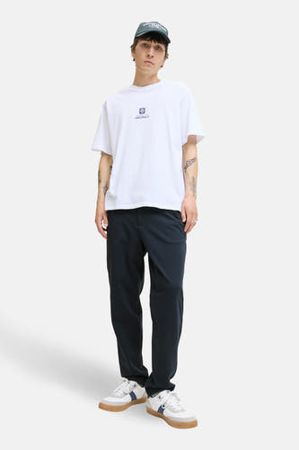 Pantalon bleu de JACK & JONES JEANS INTELLIGENCE, combiné avec un t-shirt blanc et des baskets blanches.