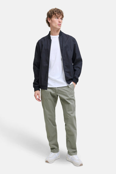 Shorts de jogging Kaki & JONES JEANS INTELLIGENCE, associés à un T-shirt blanc et un manteau.