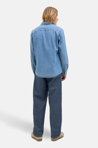 Jean large en denim bleu foncé de JACK & JONES JEANS INTELLIGENCE, avec des jambes droites et une coupe décontractée.