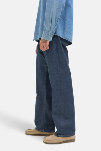 Jean large bleu marine en denim de JACK & JONES JEANS INTELLIGENCE, avec une coupe décontractée et porté avec des mocassins.