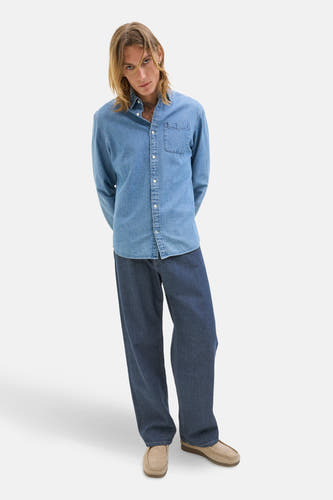 Jean large en denim bleu marine de JACK & JONES JEANS INTELLIGENCE, avec des jambes droites et des chaussures légères.