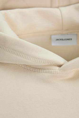 Gilet beige avec capuche de PREMIUM BLUE par JACK & JONES, gros plan du col et de l'étiquette.