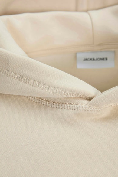 Gilet beige avec capuche de PREMIUM BLUE par JACK & JONES, gros plan du col et de l'étiquette.