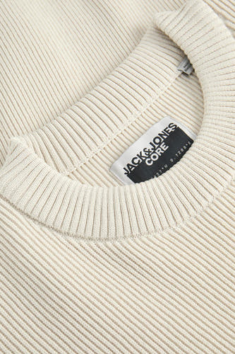 Gilet beige avec col rond de CORE BY JACK & JONES, gros plan sur le col et l'étiquette.