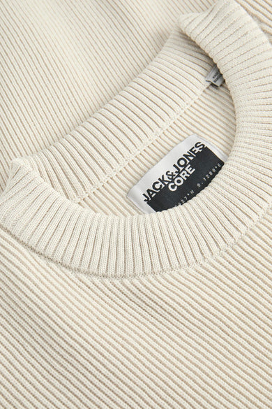 Gilet beige avec col rond de CORE BY JACK & JONES, gros plan sur le col et l'étiquette.