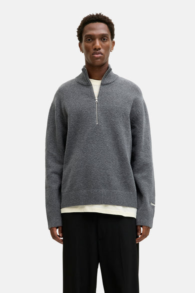 Sweat-shirt gris avec col rond d'ORIGINALS BY JACK & JONES, avec fermeture à glissière argentée et porté sur un T-shirt blanc.