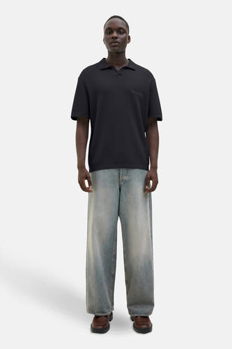 Pull noir d'ORIGINALS BY JACK & JONES, associé à des jeans larges et des loafers en cuir.