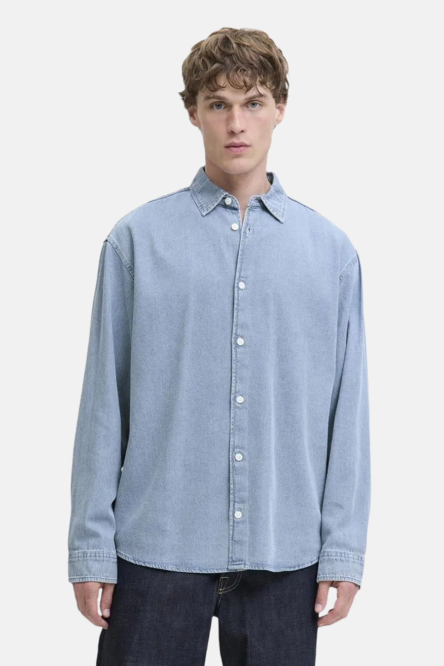 Chemise en jean bleu clair à manches longues de ORIGINALS BY JACK & JONES avec boutons blancs.