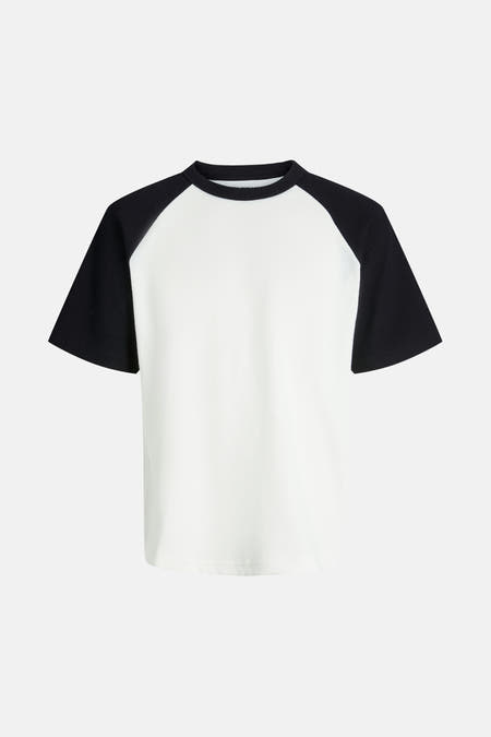T-shirt noir à manches courtes de CORE par JACK & JONES, tissu rayé avec des manches raglan noires.