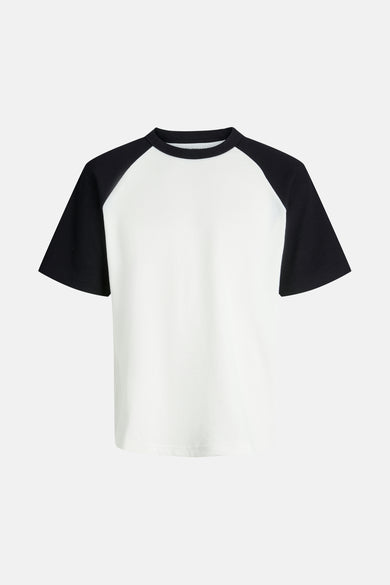 T-shirt noir à manches courtes de CORE par JACK & JONES, tissu rayé avec des manches raglan noires.