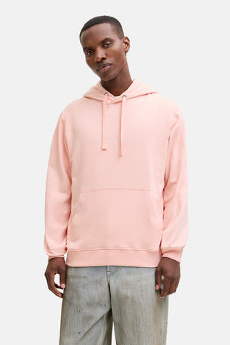 Gilet rose avec capuche d'ORIGINALS BY JACK & JONES, porté avec des jeans larges et des baskets.