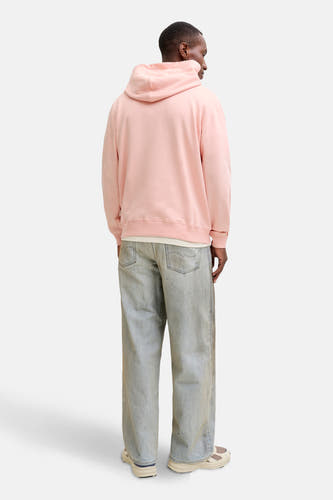 Pull-over rose avec capuche d'ORIGINALS BY JACK & JONES, vu de dos, porté avec des jeans et des baskets.