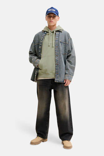 Sweat à capuche vert de ORIGINALS BY JACK & JONES, avec cordon de serrage et porté sous une chemise en jean avec un jean noir et une casquette.