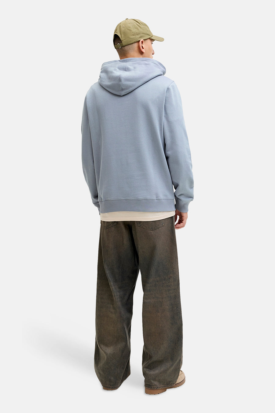 Pull à capuche bleu de ORIGINALS BY JACK & JONES, vu de dos, avec un jean décontracté et une casquette kaki.